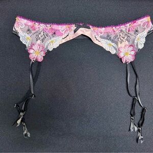 ✨ Victoria’s Secret Dream Angels Floral Lace Garter Belt – NWT ✨